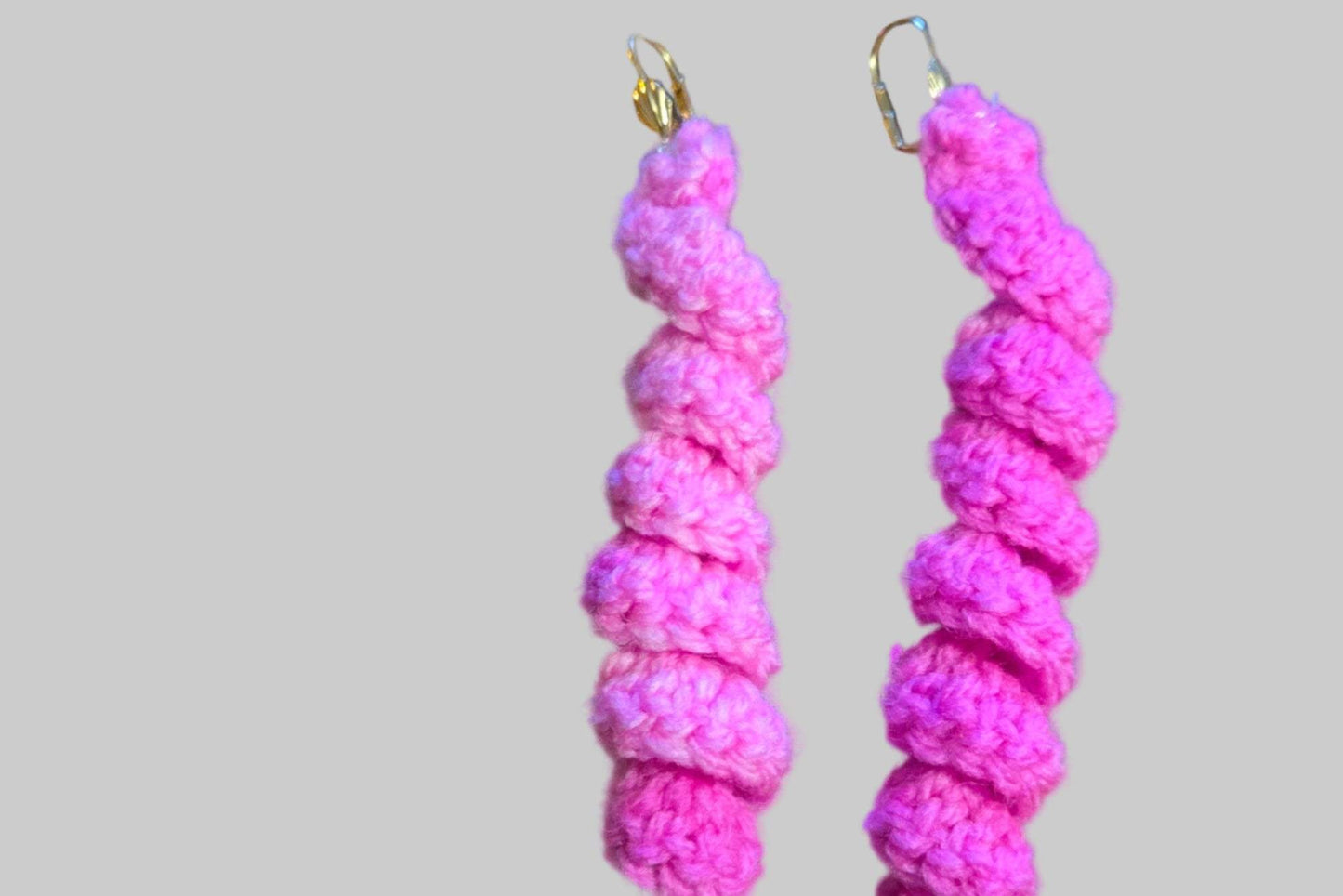 Handmade pierced spiral earrings color pink.