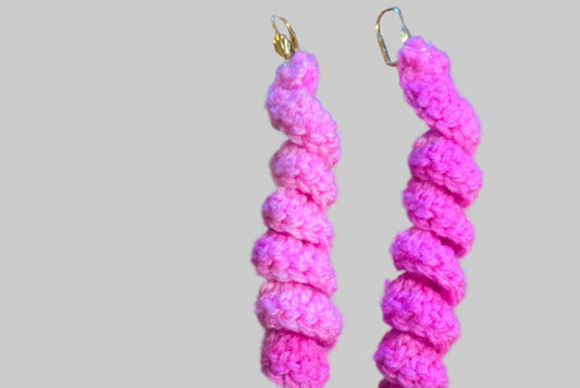 Handmade pierced spiral earrings color pink.